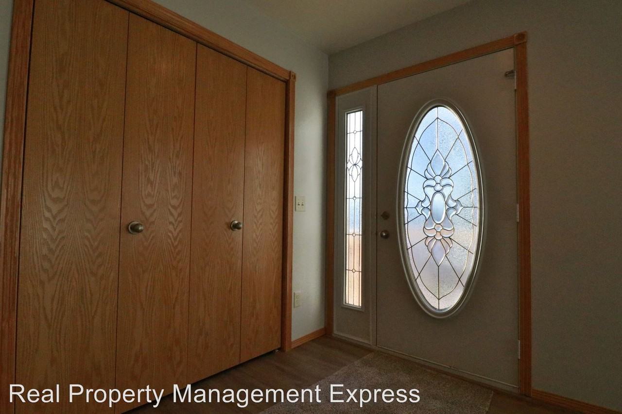 1100 E 16th St - Photo 2 of 20