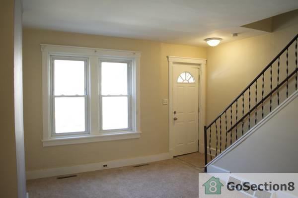 33 Amboy Ave - Photo 3 of 5