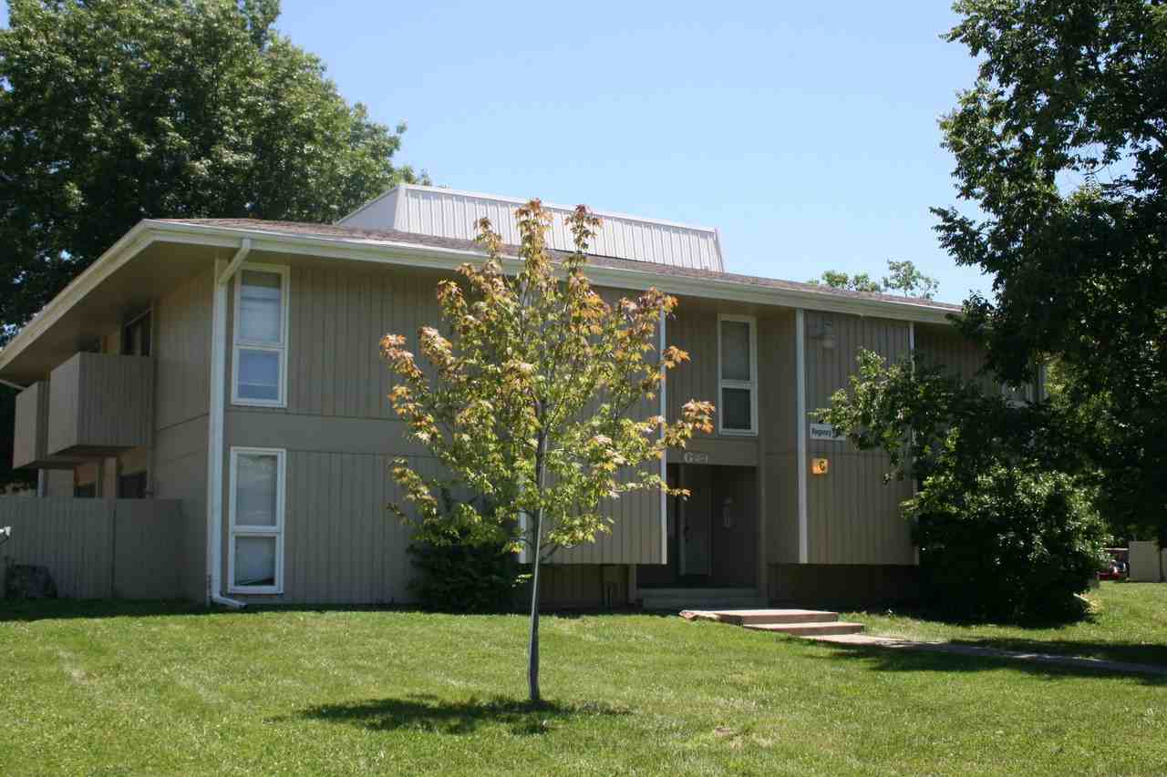 Meadowbrook Apartments & Townhomes 2601 Dover Square, Lawrence, KS