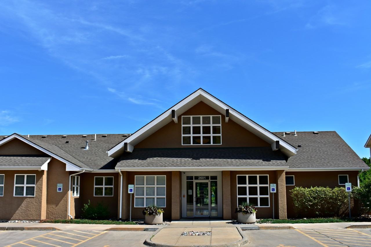 Meadowbrook Apartments & Townhomes 2601 Dover Square, Lawrence, KS