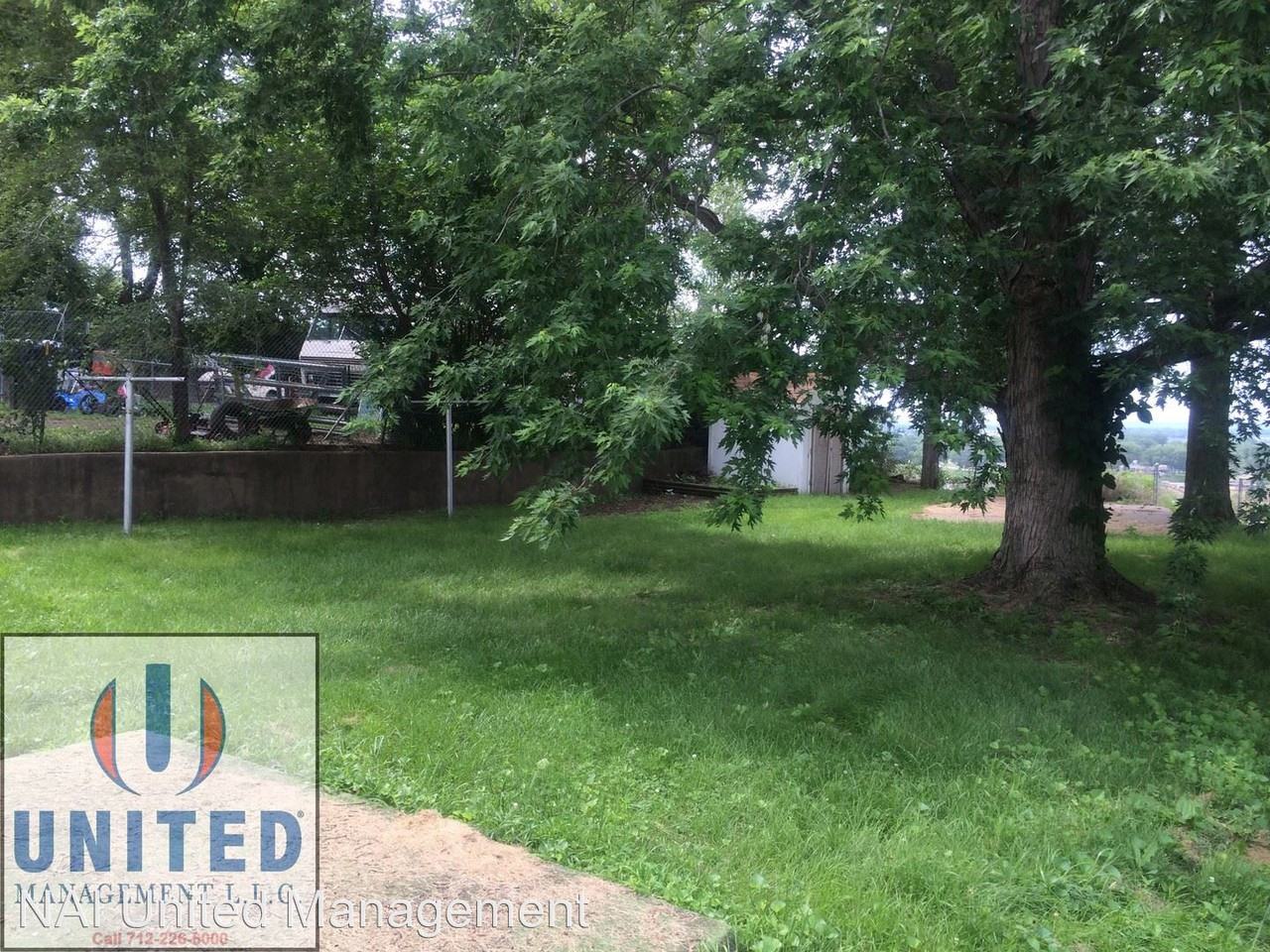 400 W 1st St - Photo 2 of 8