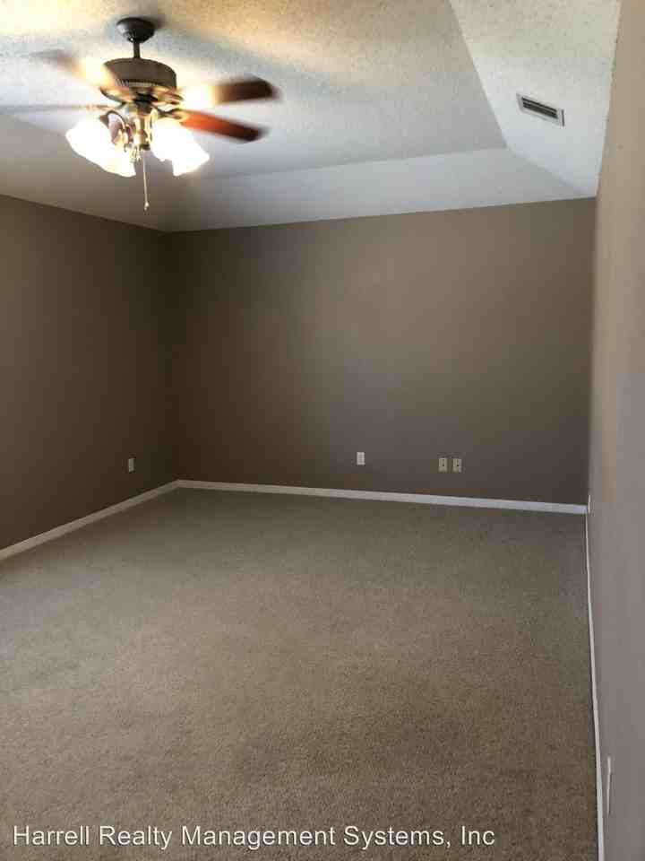 911 Black Diamond Cir - Photo 2 of 10