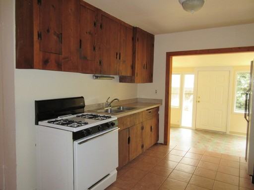 1424 Idlewild Ln - Photo 3 of 8