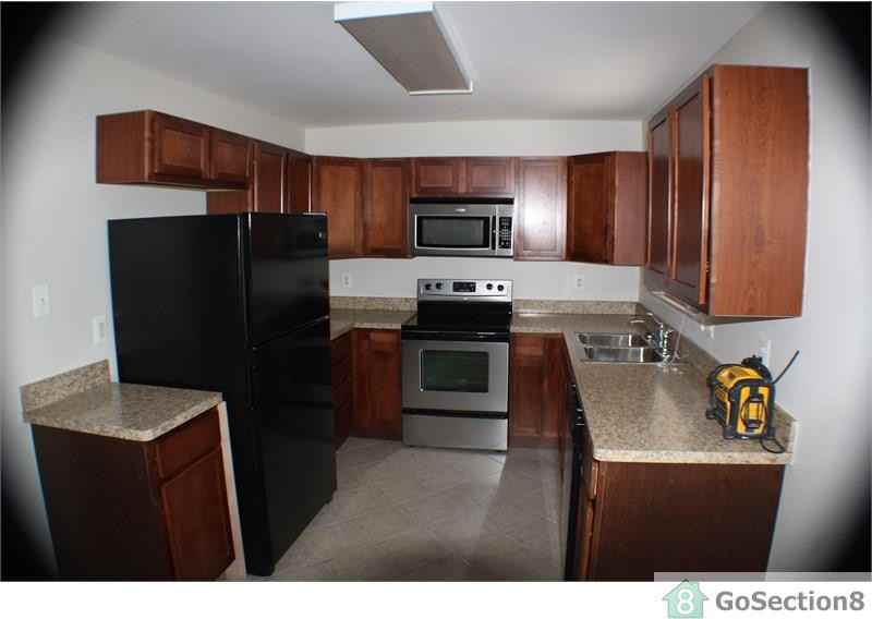1044 Radnor Ave - Photo 2 of 10