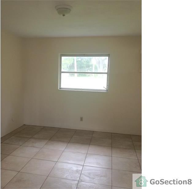 427 Burbank Ave - Photo 2 of 5