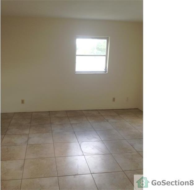 427 Burbank Ave - Photo 3 of 5