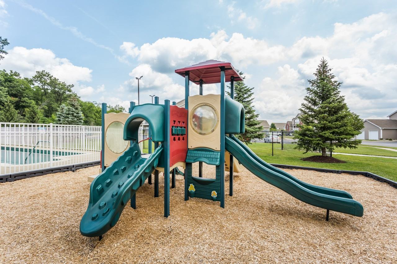 Hunters Ridge Apartments & Townhomes - Photo 2 of 15