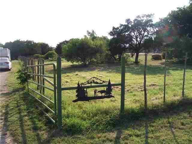 1005 Hickey Ct - Photo 3 of 10