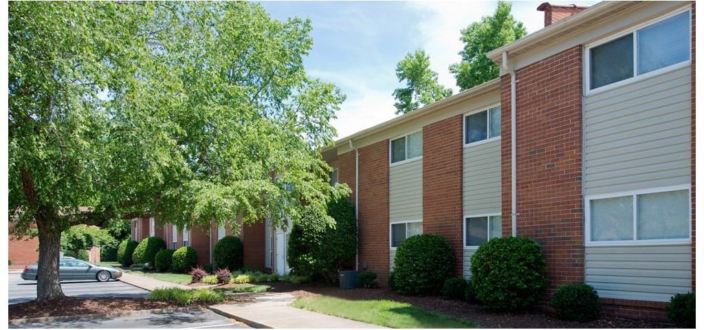 Hodges Manor Apartments - Photo 3 of 9