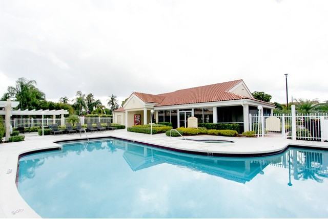 Island Club Apartments - Photo 3 of 17
