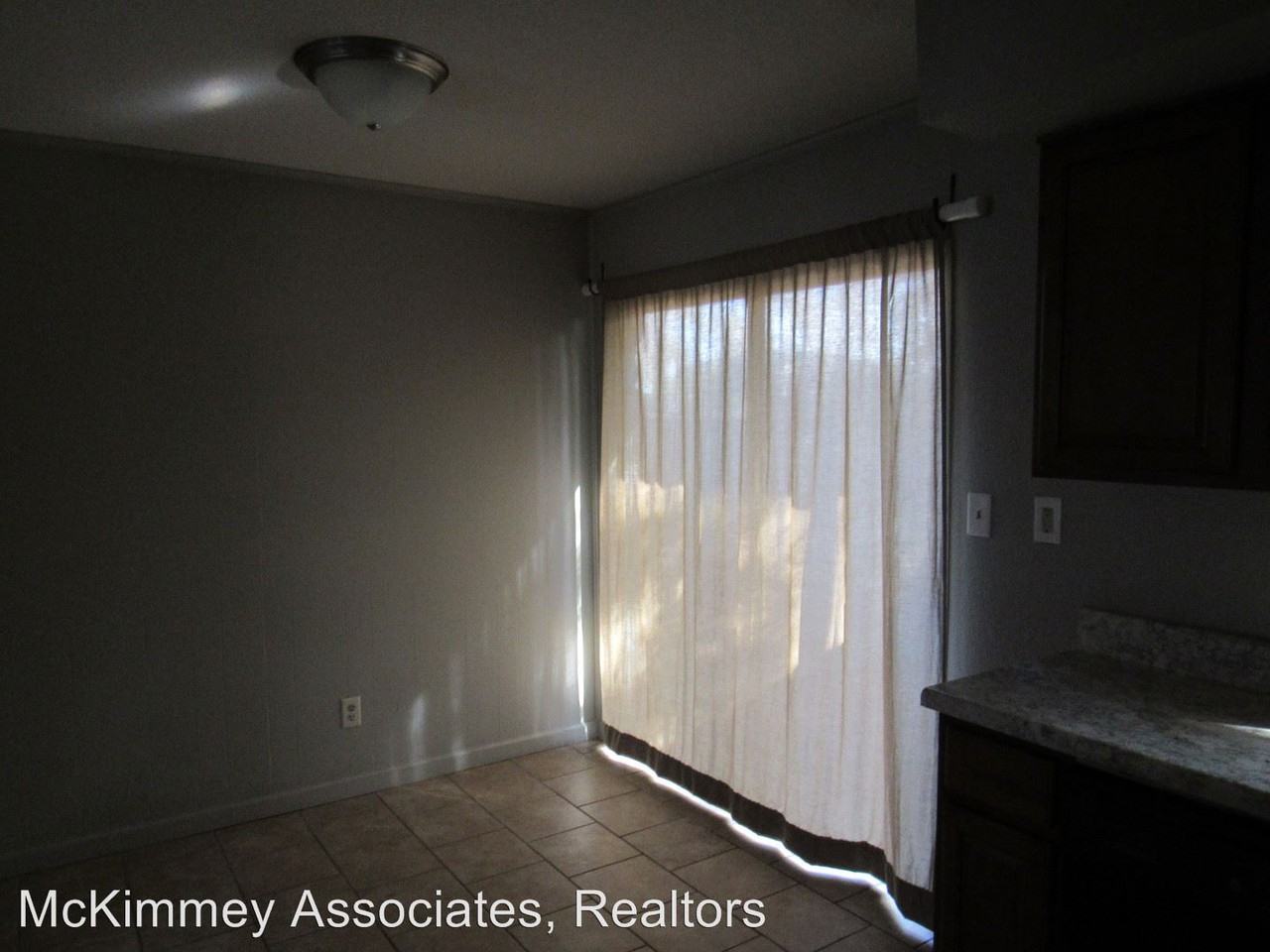 701 E 1st - Photo 3 of 10