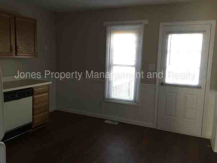 2712 White Oak Ln - Photo 2 of 6