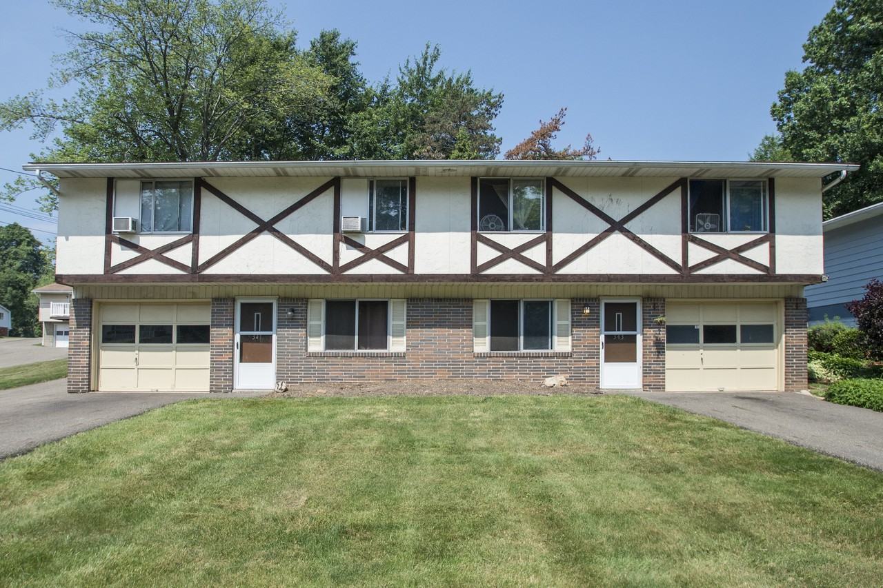 Chateau DeVille Apartments - Photo 3 of 18