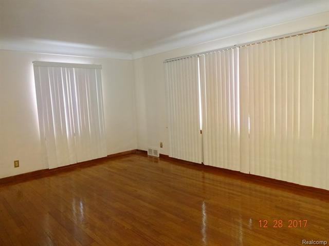 19501 Redfern St - Photo 2 of 30