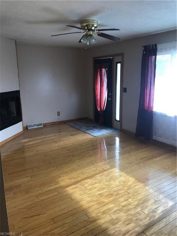 693 Freedom Ave - Photo 3 of 27