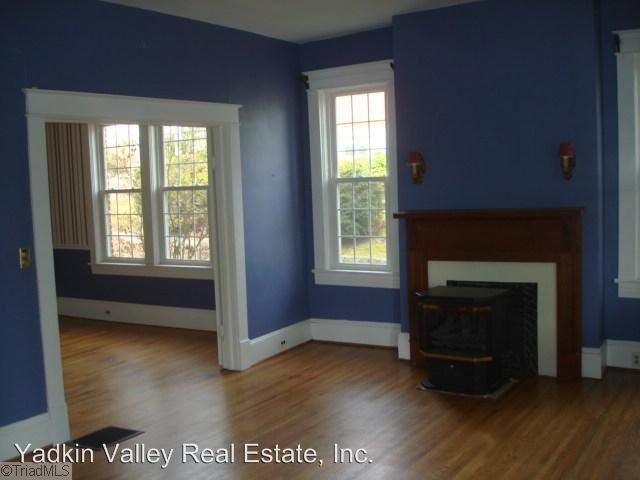 1023 N Main St - Photo 3 of 10