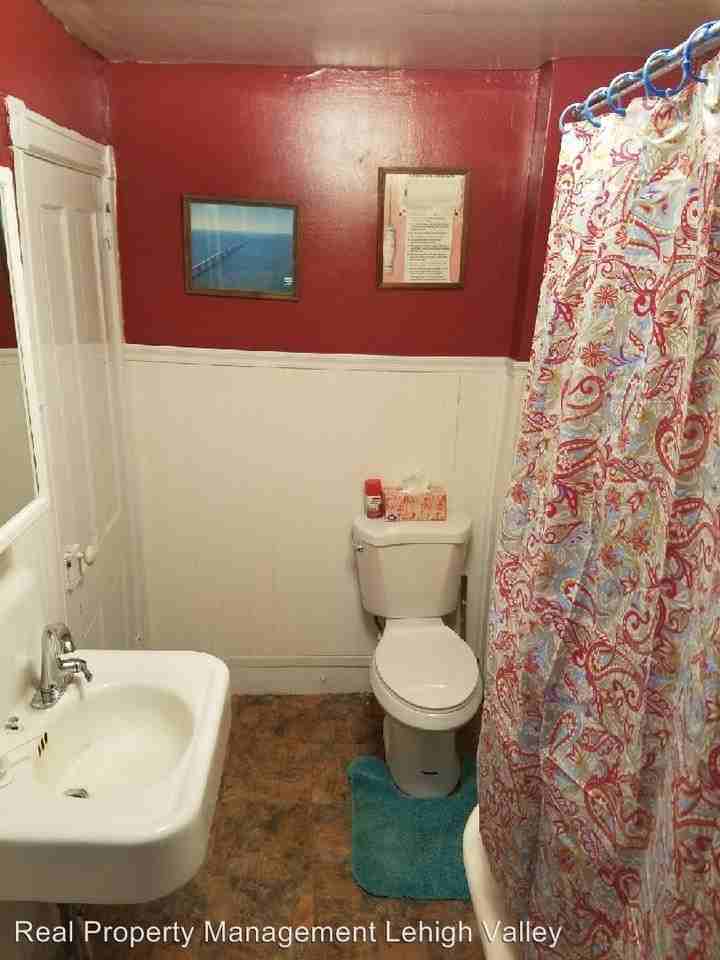 682 S Main St - Photo 3 of 12