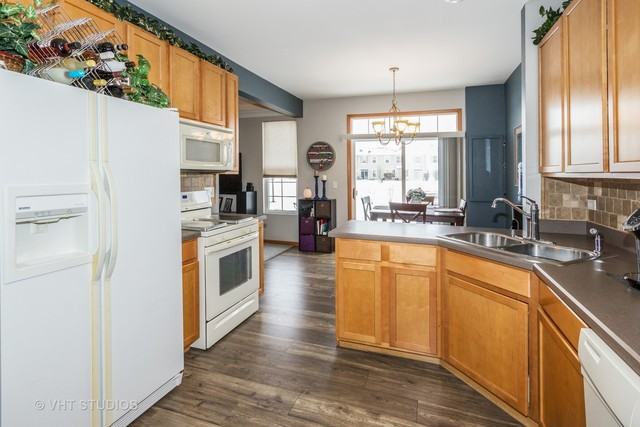 25004 Clare Cir - Photo 3 of 10