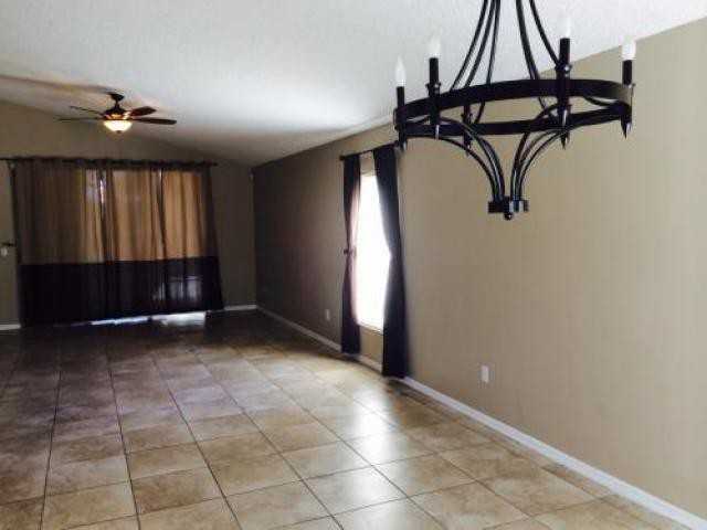 621 Hampshire Ln - Photo 2 of 6