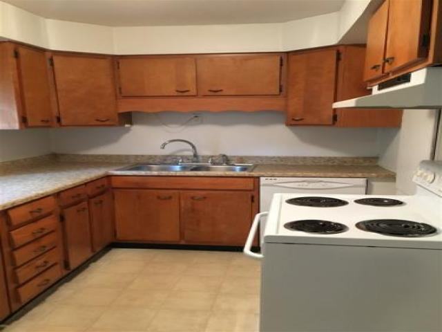 128 N Clark St - Photo 2 of 6