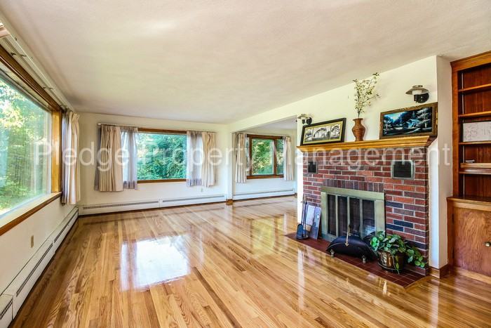 913 Storrs Rd - Photo 3 of 20