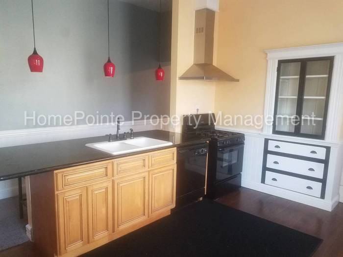 1112 G St - Photo 3 of 16