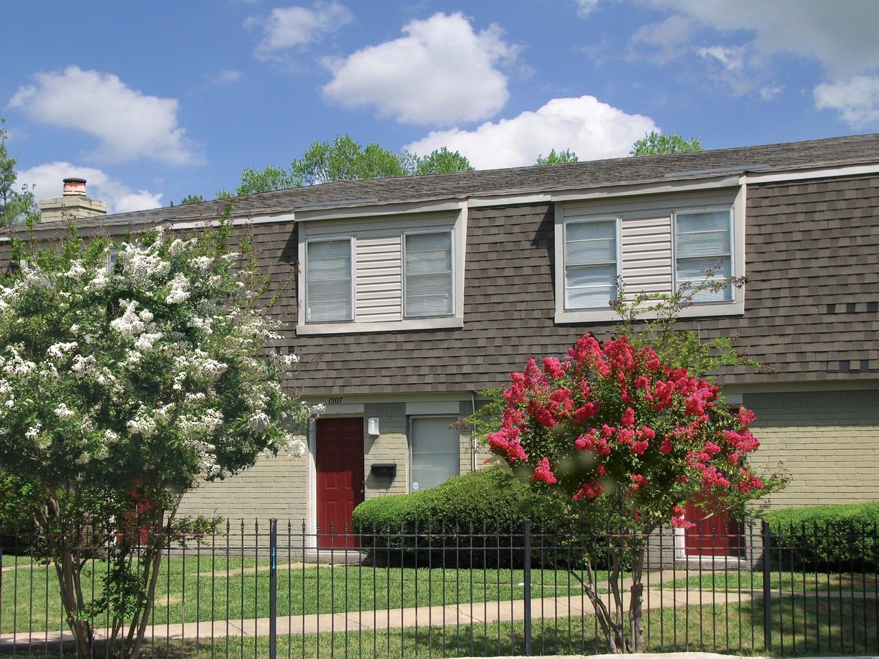 South Pointe Townhomes Apartments 1500 E Shelby Dr, Memphis, TN 38116