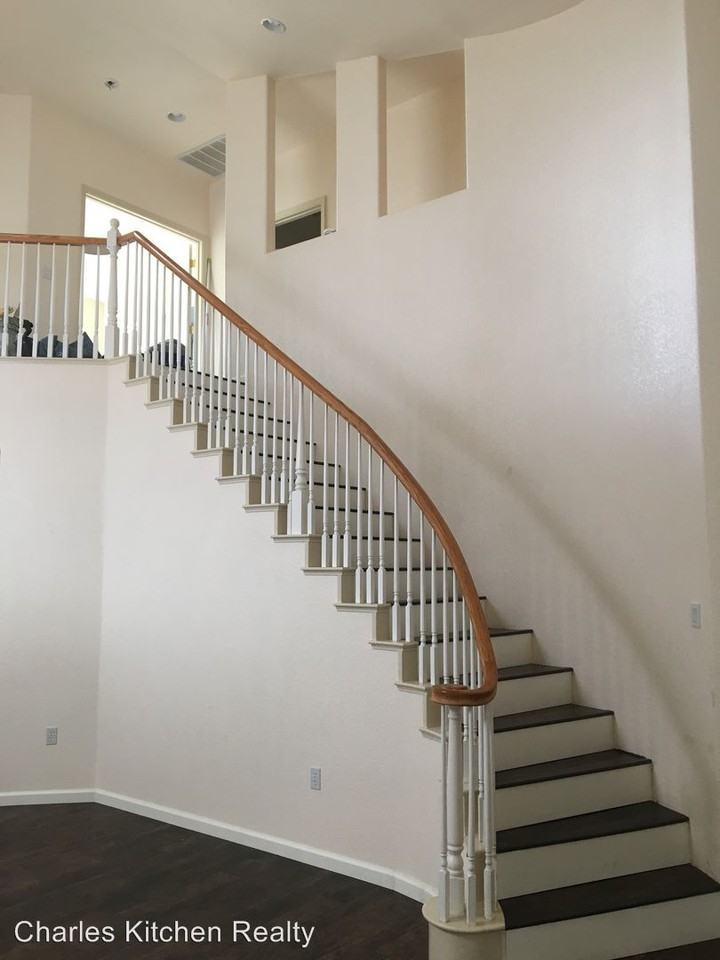 950 Lakeview Dr - Photo 2 of 19