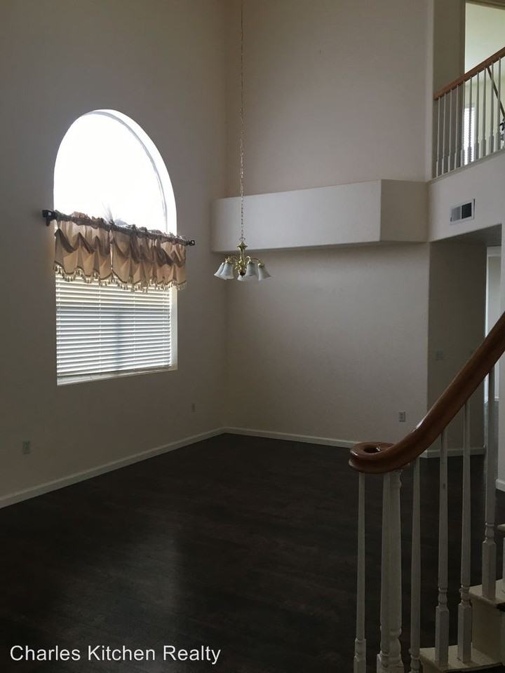 950 Lakeview Dr - Photo 3 of 19