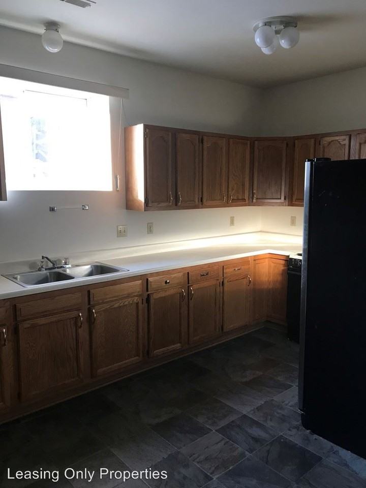 1025 44th St - Photo 2 of 8