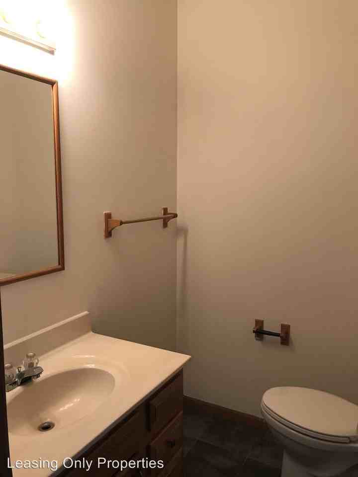 1025 44th St - Photo 3 of 8