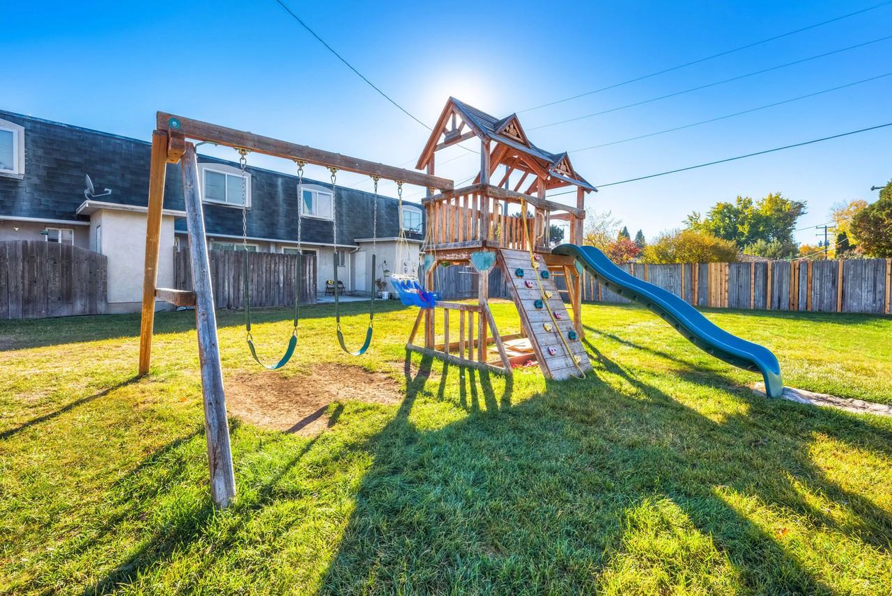 2293 S Pond St - Photo 3 of 4