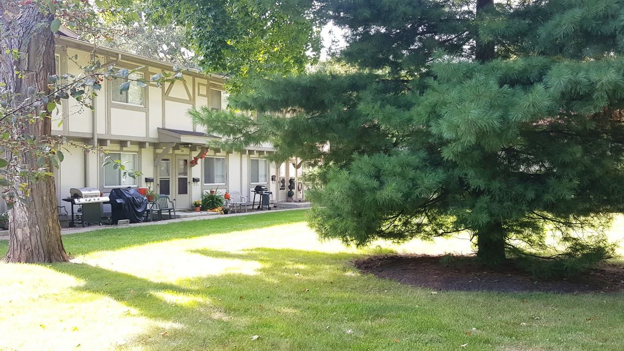 Lincoln Court Apartments - Photo 2 of 14