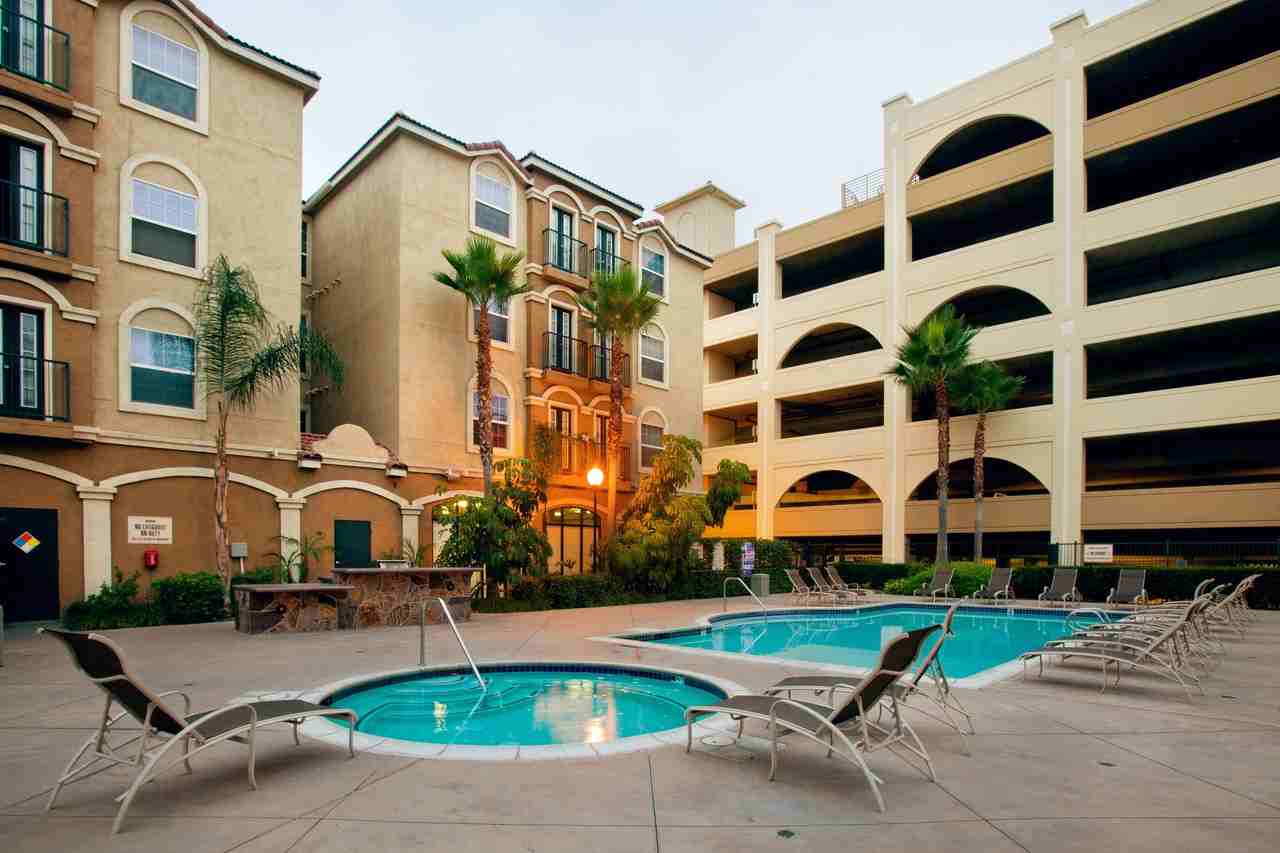 The Palms on University (Student Housing) - Photo 3 of 50