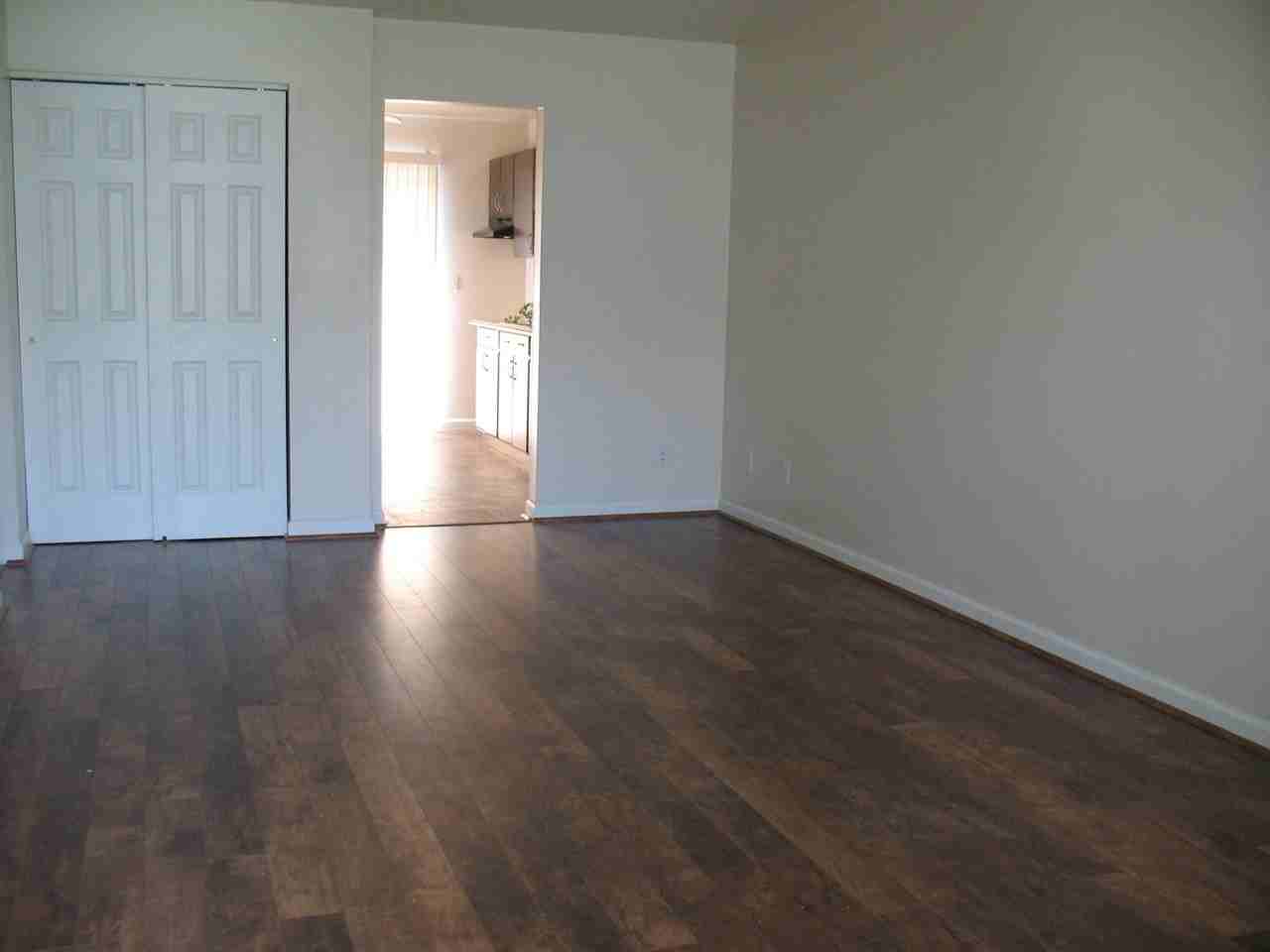 Laskey Manor - Photo 2 of 10