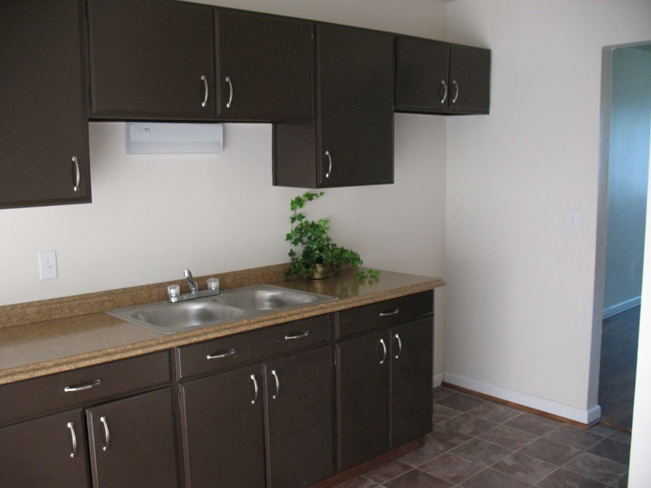 Laskey Manor - Photo 3 of 10