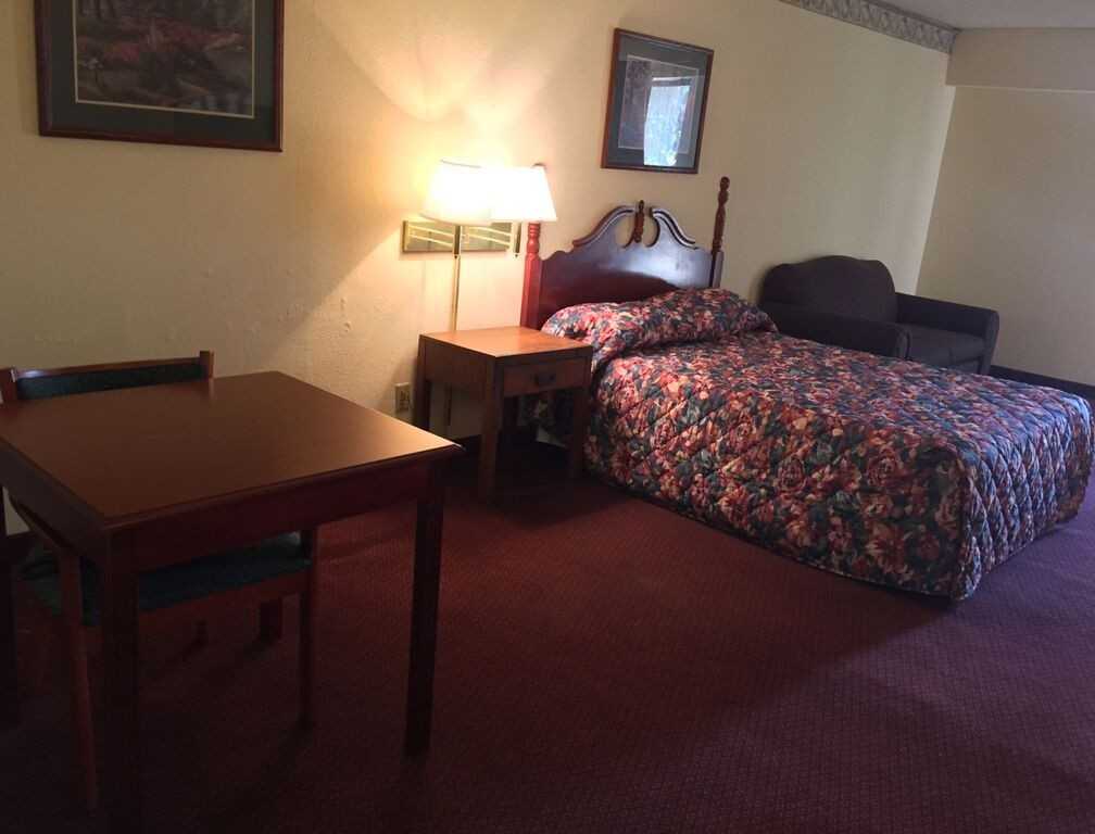 Champaign Place Hotel - Photo 3 of 26