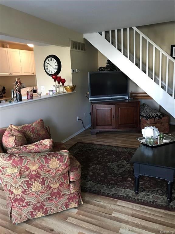 3043 Oakridge - Photo 3 of 9