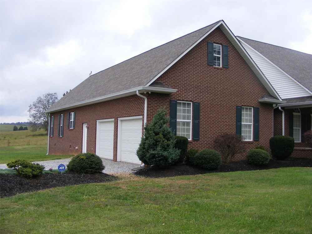 411 Robbins St - Photo 2 of 5
