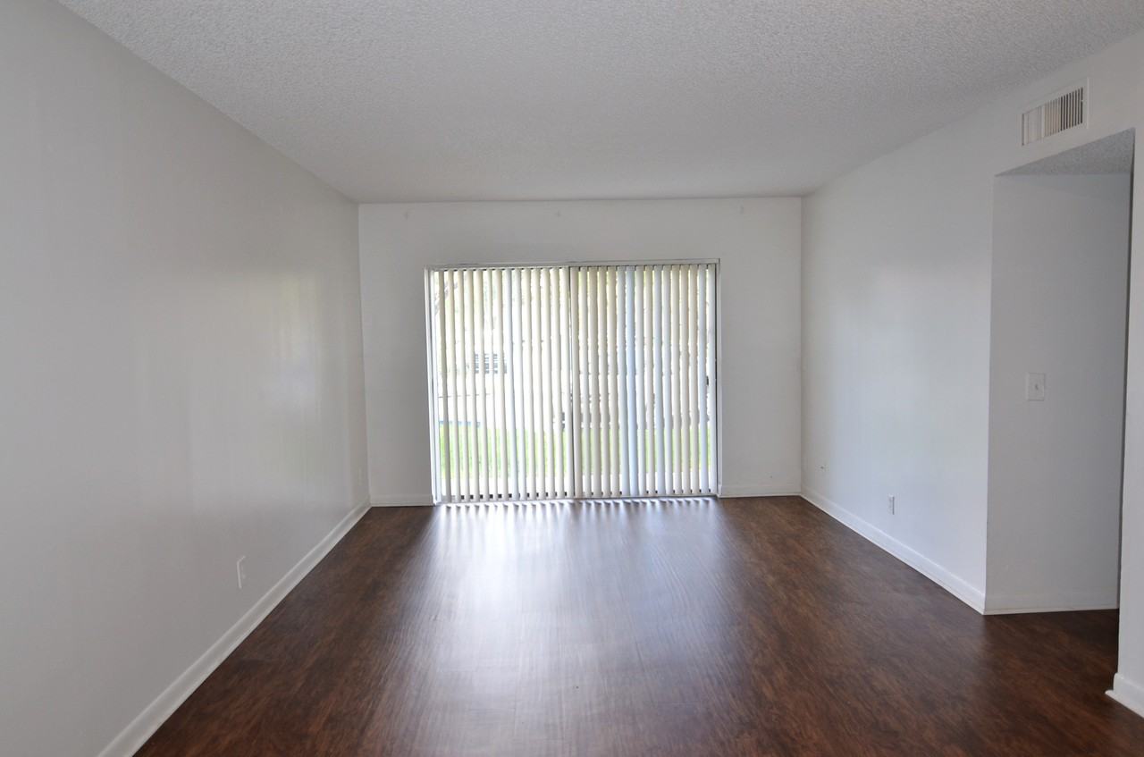 Golf Villas Apartments - Photo 3 of 28