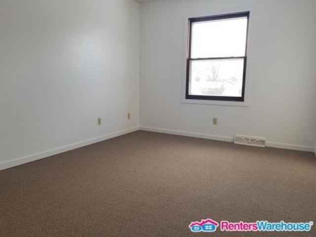 702 2nd Ave NE - Photo 3 of 6