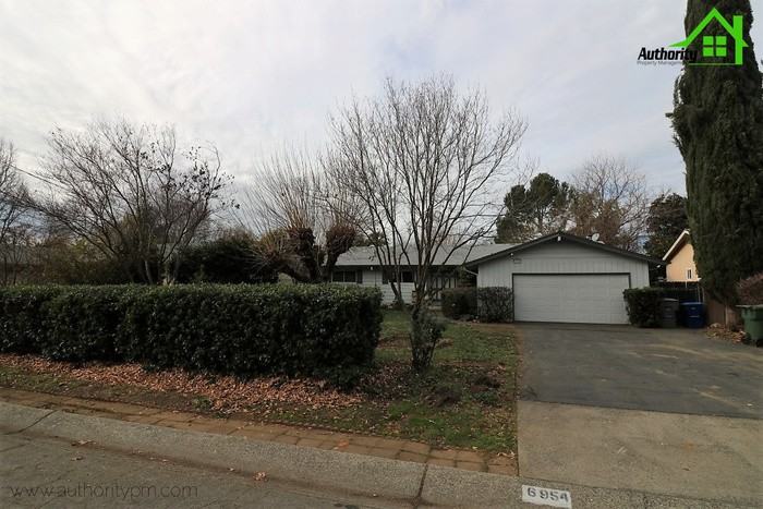 6954 Reflection St - Photo 3 of 24