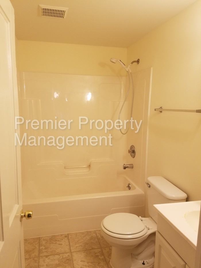 727 E D St - Photo 2 of 10