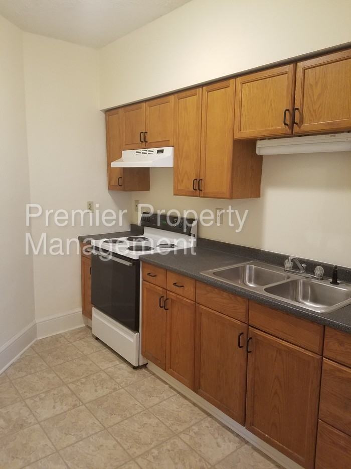 727 E D St - Photo 3 of 10