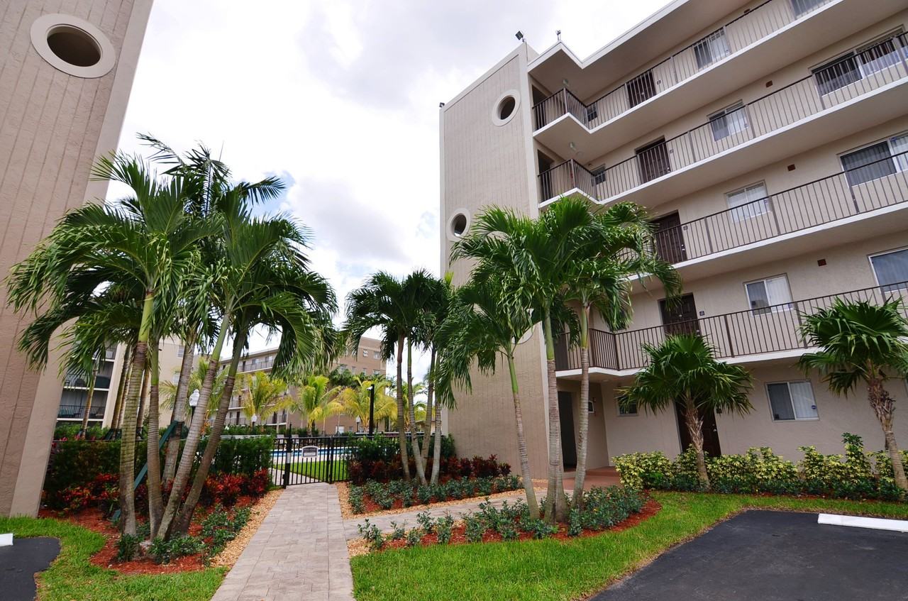 Lake Vista Apartment Rentals - Photo 2 of 30