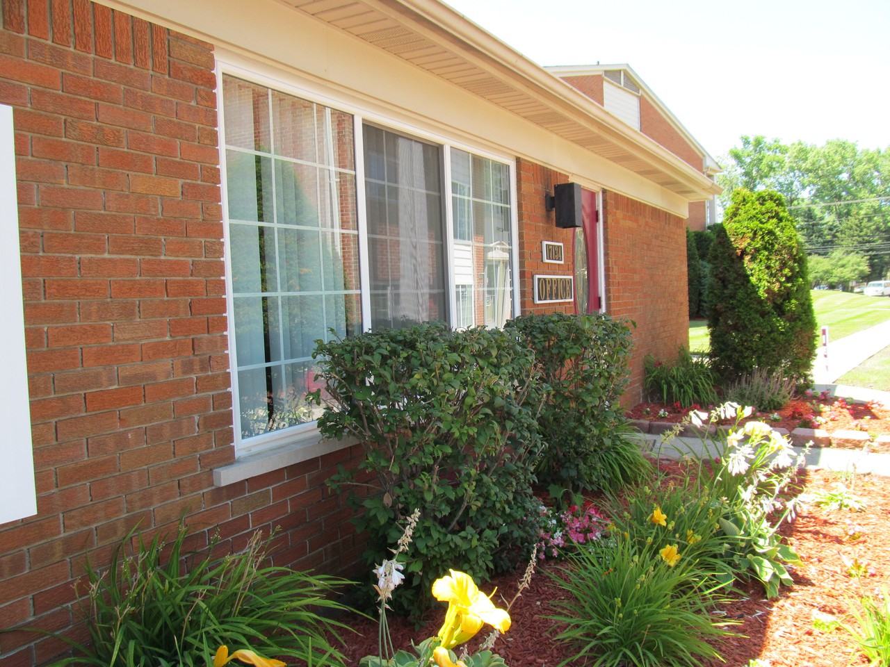 Utica Square Apartments - Photo 3 of 15