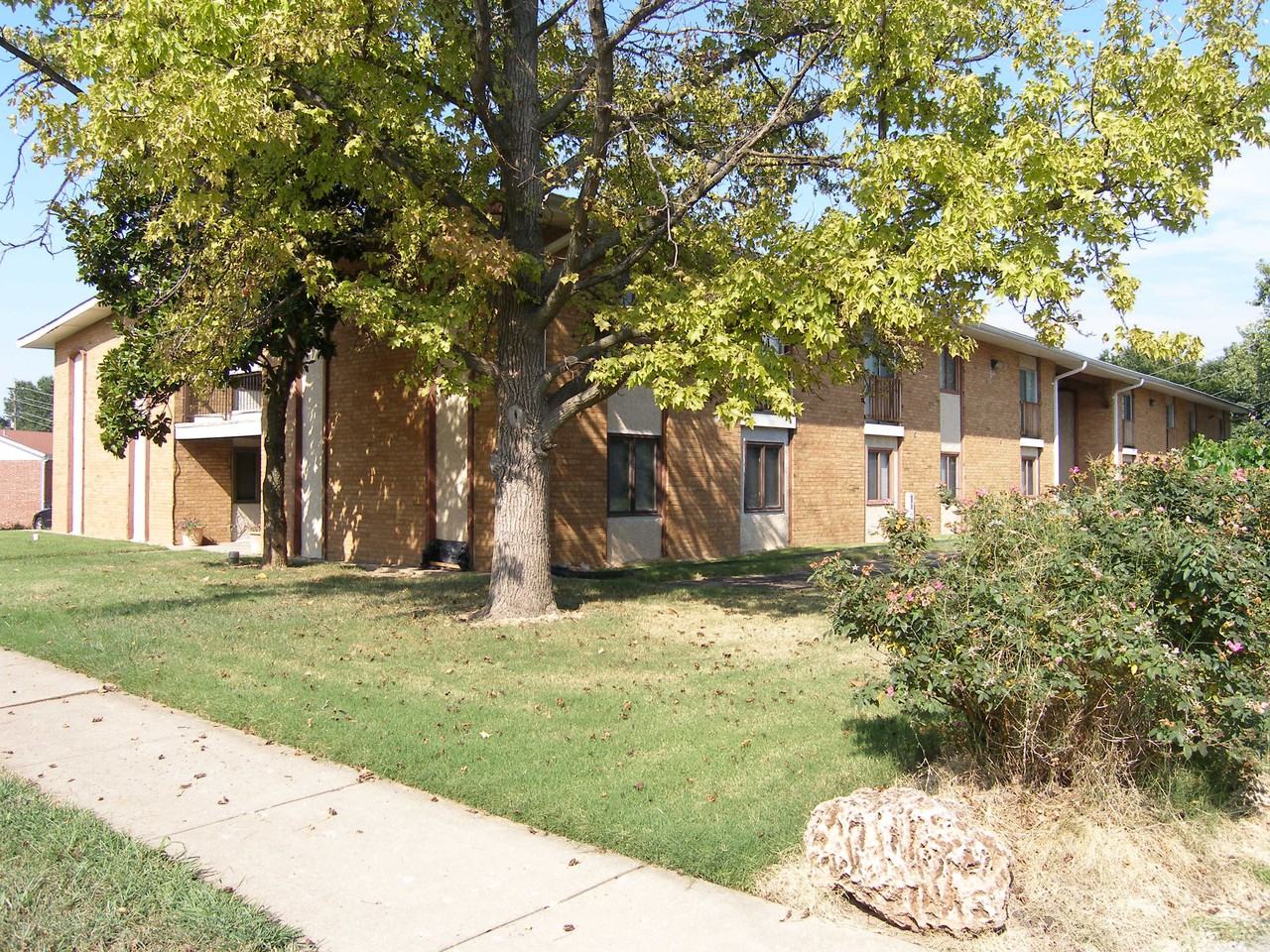 McNair Place Apartments - 900 Parkcrest Dr, Saint Charles, MO 63301