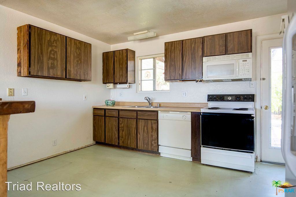 10363 Pinon Ave - Photo 2 of 5