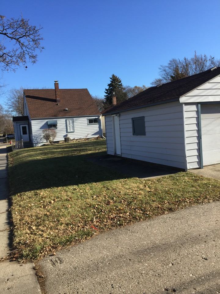 4875 N 74th St - Photo 3 of 6