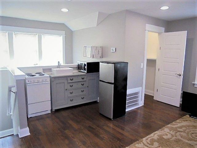 1060 Grandview Dr - Photo 2 of 10